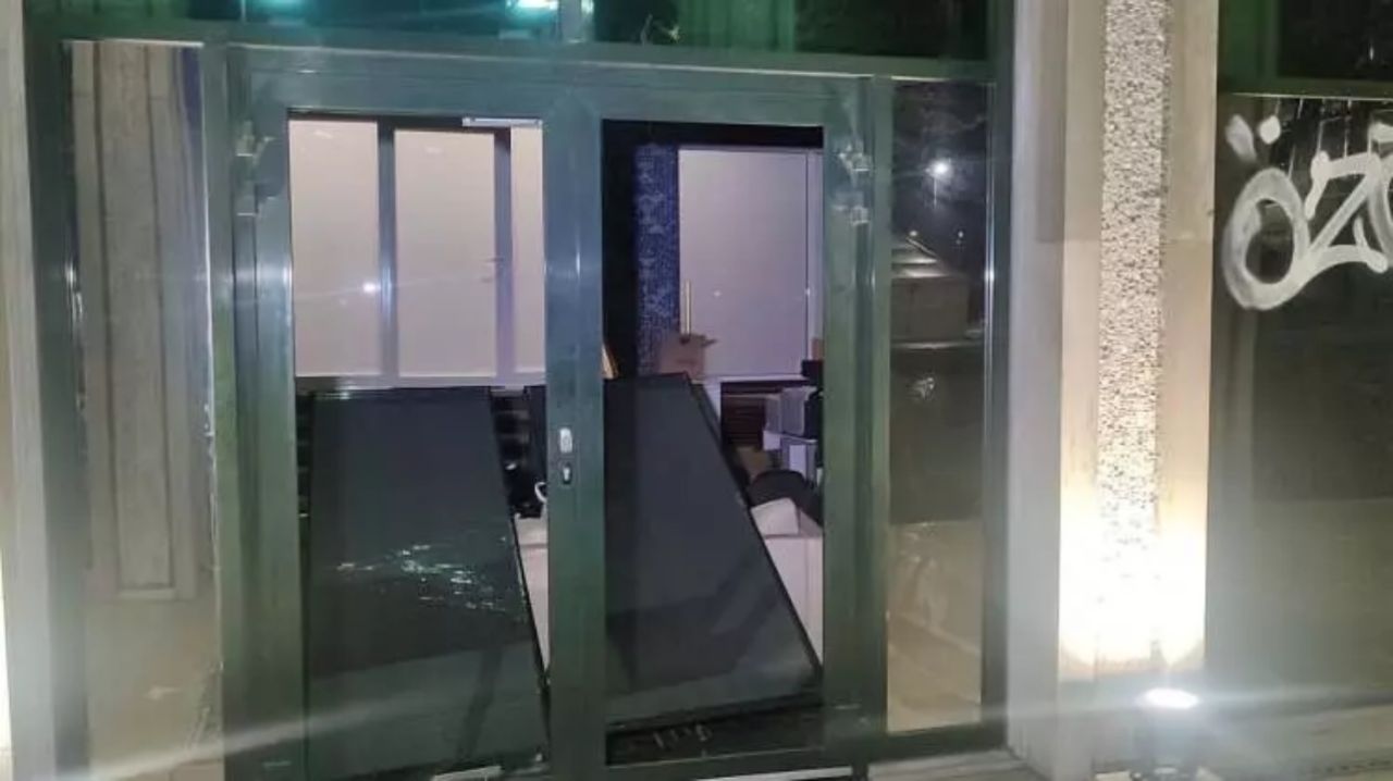 Kırık camlar, naylonlu pencereler! İBB binasında kaosun izleri gün ağarınca ortaya çıktı 3