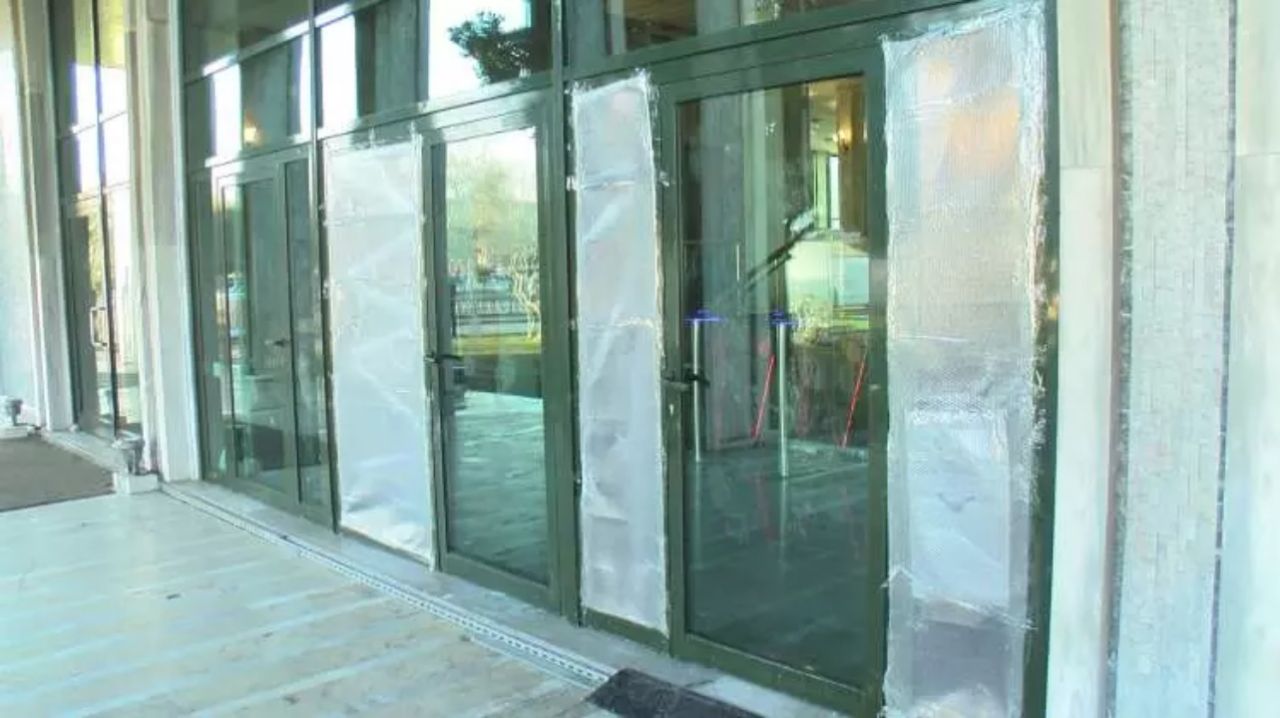 Kırık camlar, naylonlu pencereler! İBB binasında kaosun izleri gün ağarınca ortaya çıktı 5