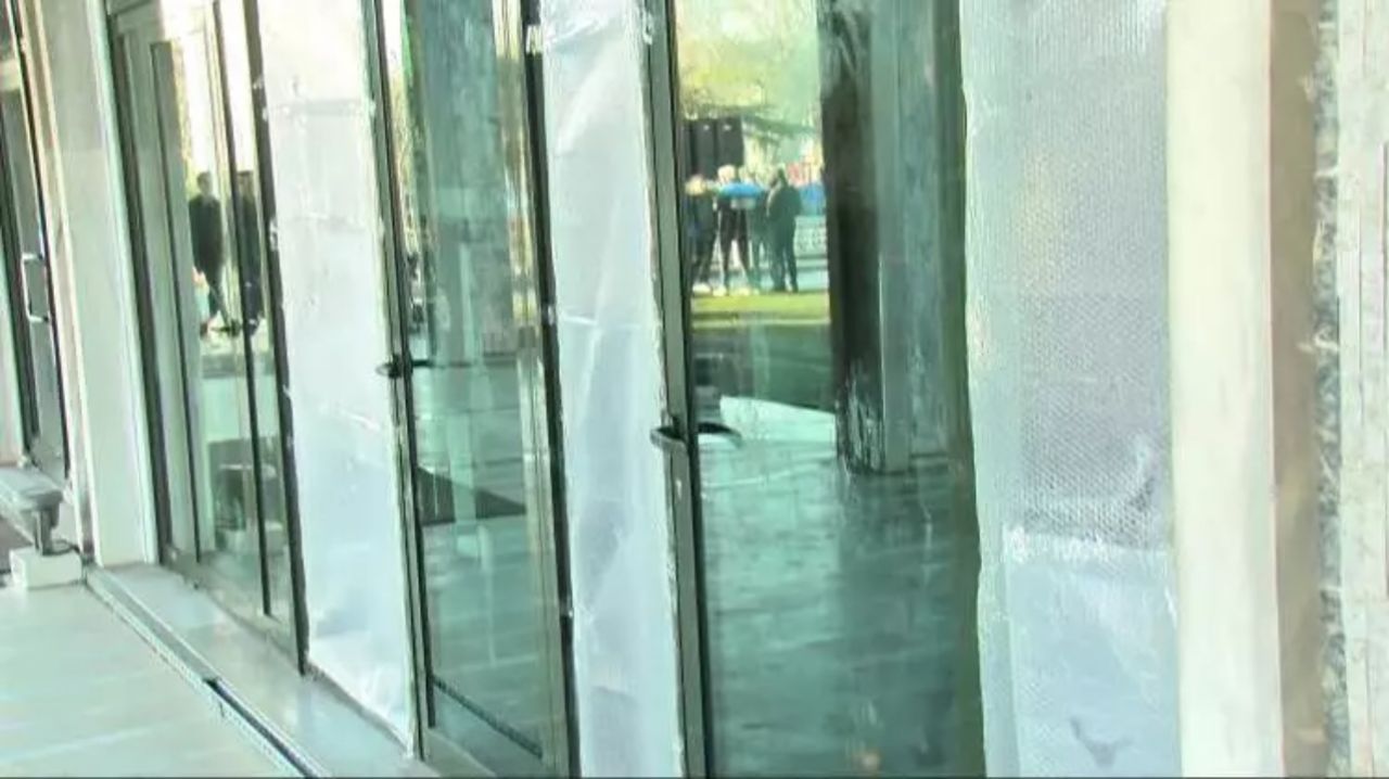 Kırık camlar, naylonlu pencereler! İBB binasında kaosun izleri gün ağarınca ortaya çıktı 8