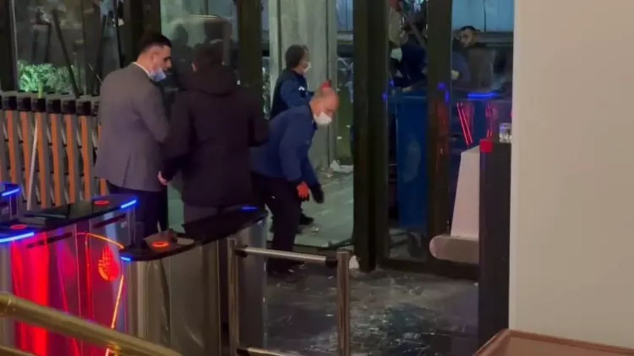 Kırık camlar, naylonlu pencereler! İBB binasında kaosun izleri gün ağarınca ortaya çıktı 9