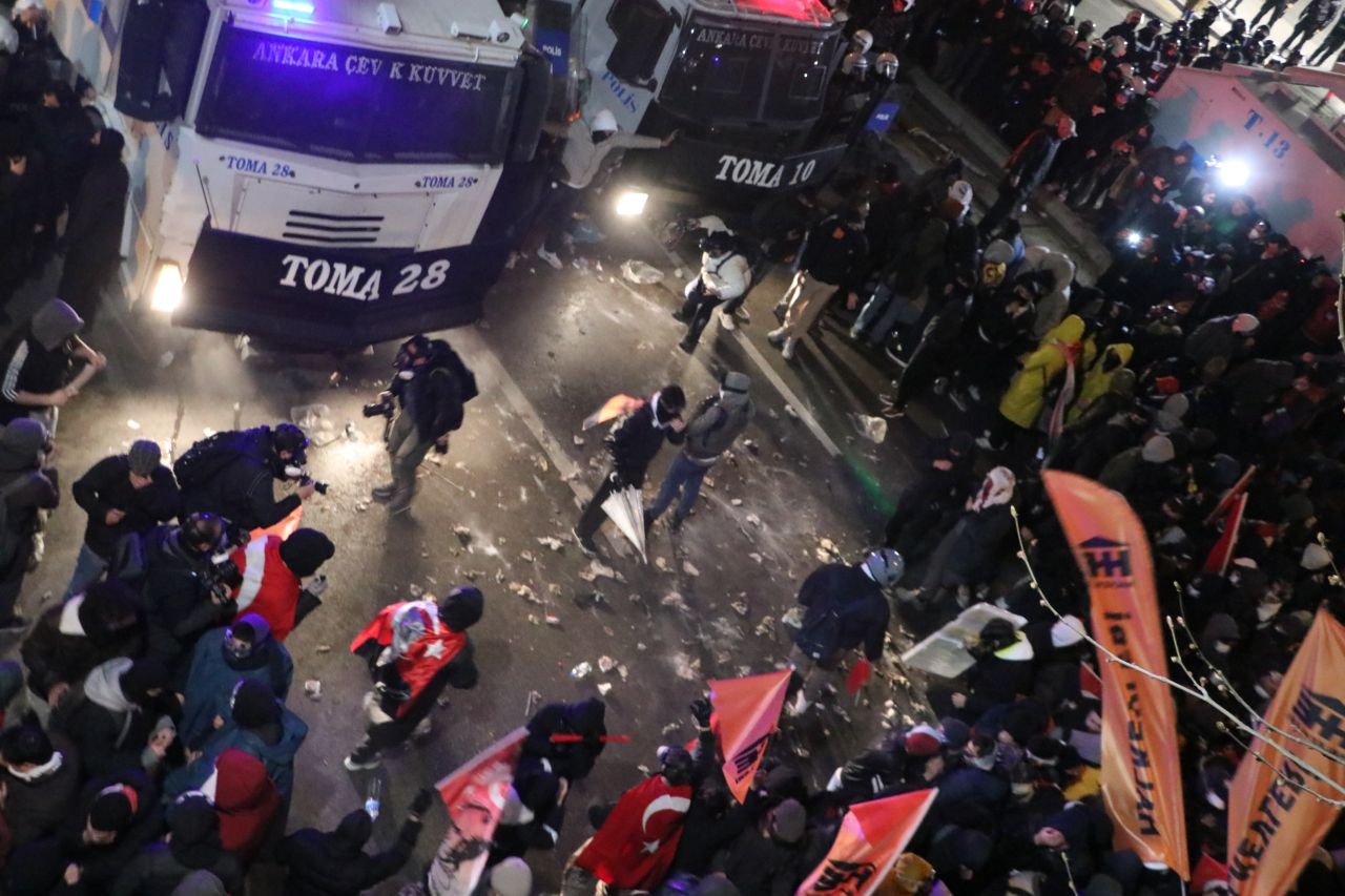 Bakan Yerlikaya günün bilançosunu açıkladı: Ekrem İmamoğlu eylemlerinde 323 gözaltı 5