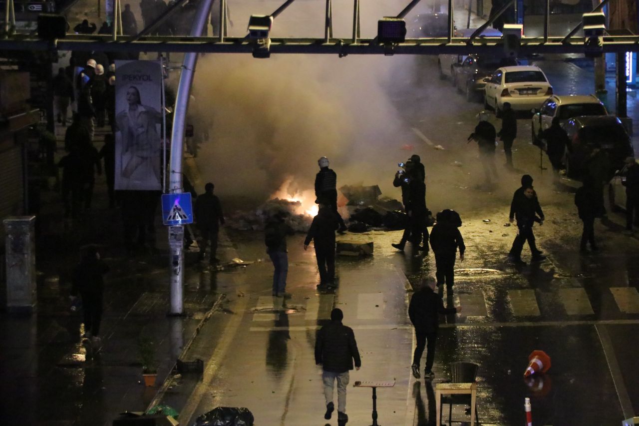Bakan Yerlikaya günün bilançosunu açıkladı: Ekrem İmamoğlu eylemlerinde 323 gözaltı 7