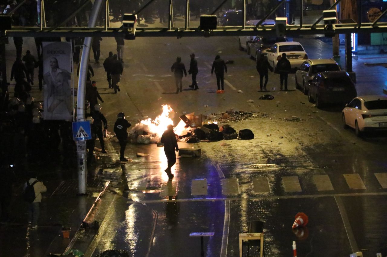 Bakan Yerlikaya günün bilançosunu açıkladı: Ekrem İmamoğlu eylemlerinde 323 gözaltı 8
