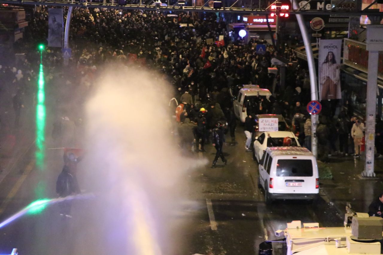 Bakan Yerlikaya günün bilançosunu açıkladı: Ekrem İmamoğlu eylemlerinde 323 gözaltı 4
