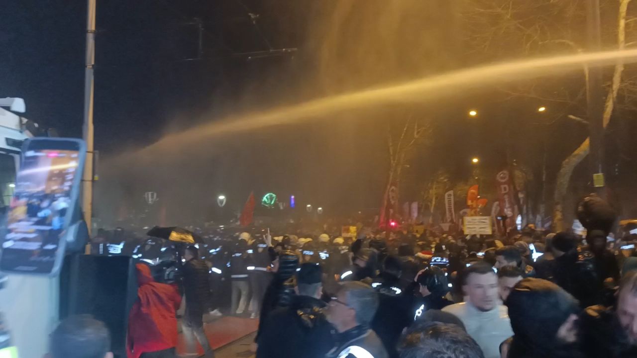 Bursa'daki Ekrem İmamoğlu eylemlerinde CHP İl Başkanı gözünden yaralandı 5