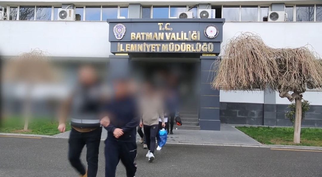 Batman'da tüyler ürperten büyü operasyonu! Anne ile kızı yakayı ele verdi 6
