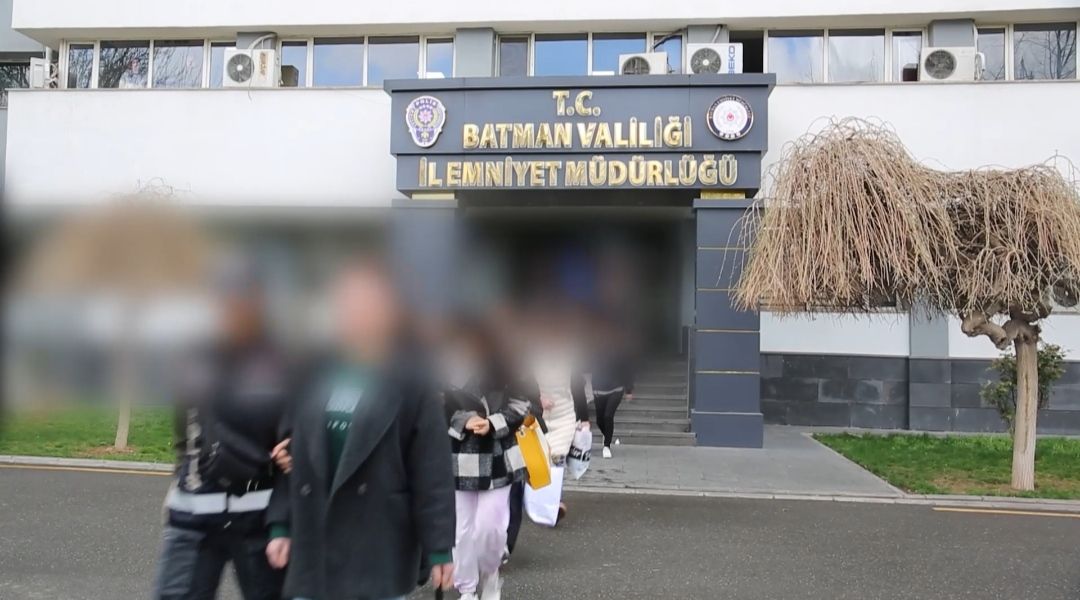 Batman'da tüyler ürperten büyü operasyonu! Anne ile kızı yakayı ele verdi 1