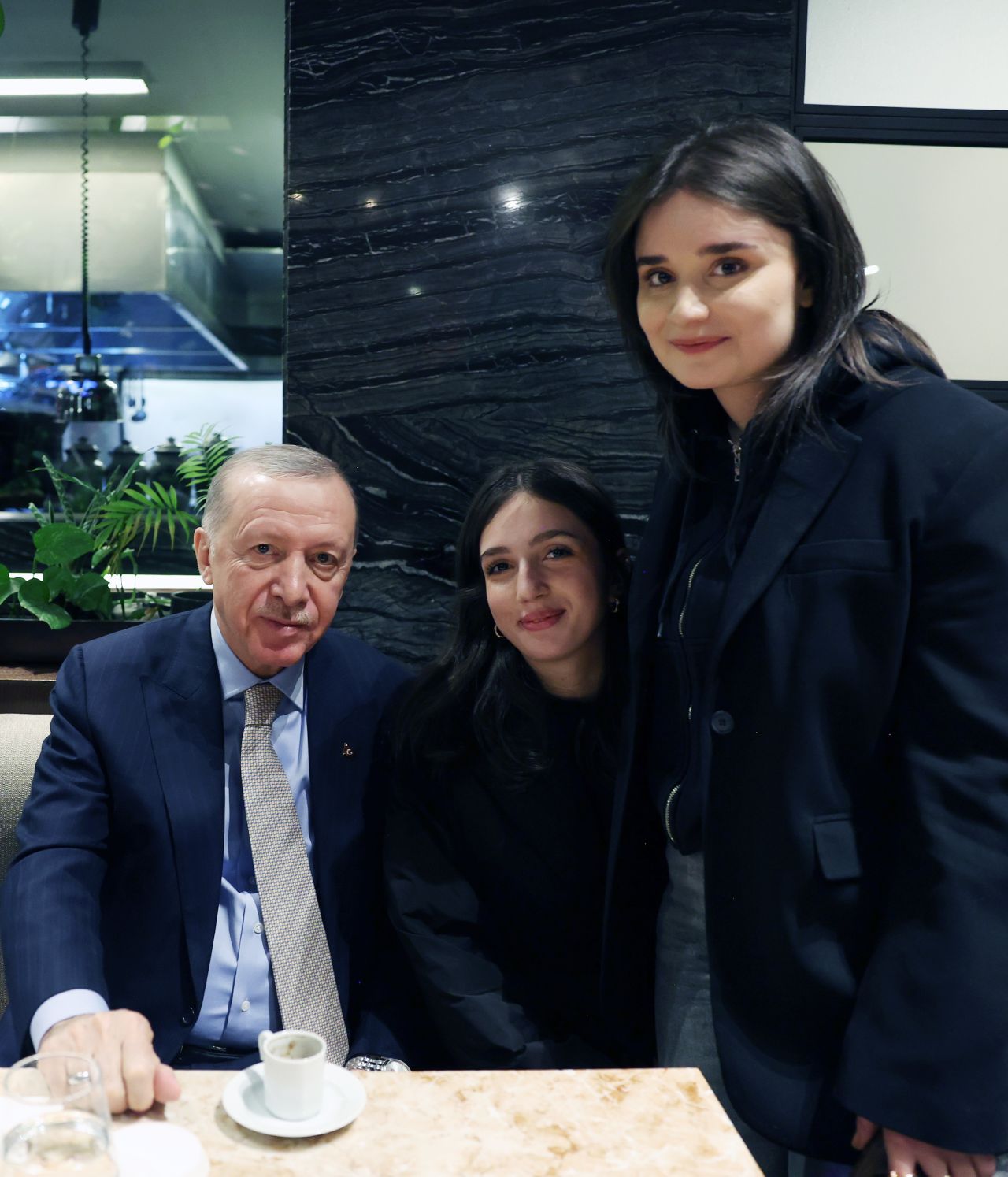 Cumhurbaşkanı Recep Tayyip Erdoğan, Ankara'da bir kafede gençlerle sohbet etti, çocukları sevdi 12