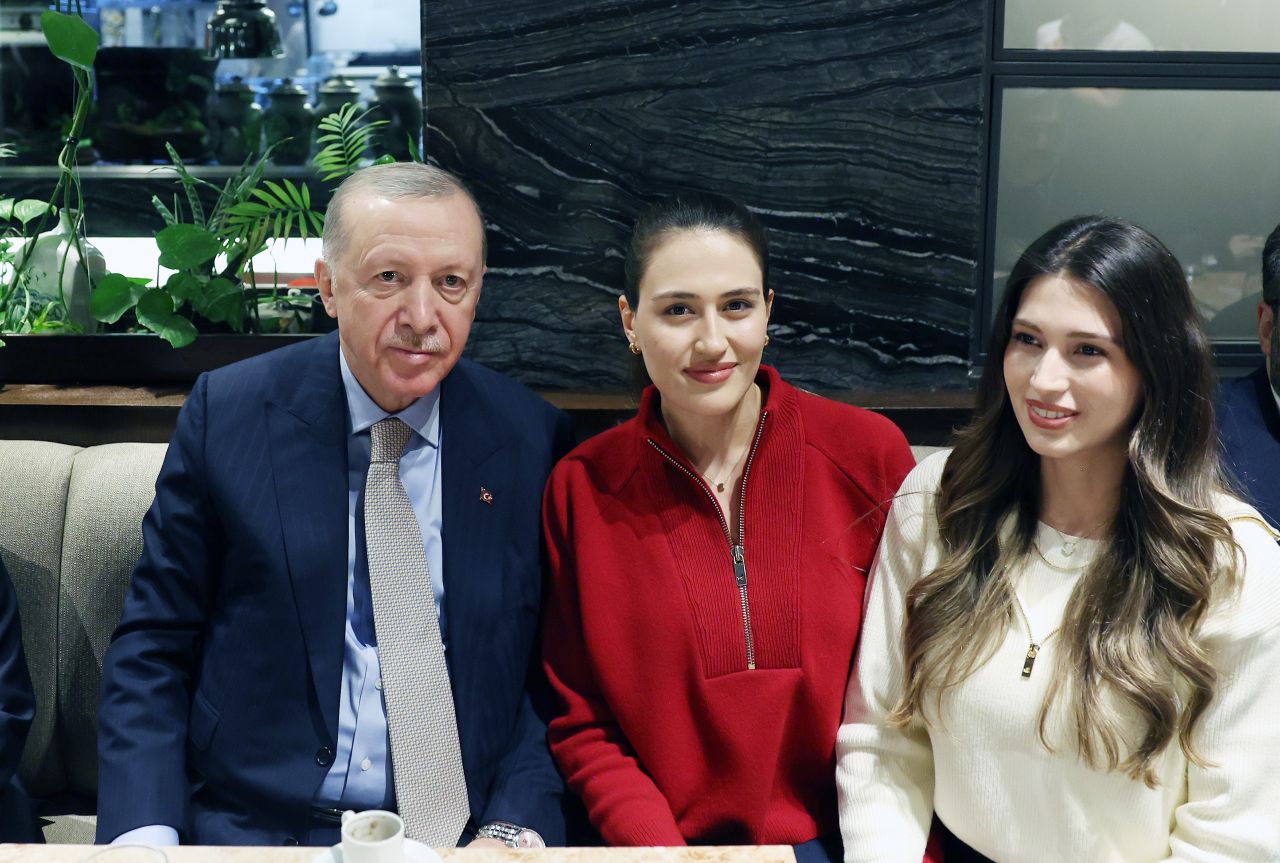 Cumhurbaşkanı Recep Tayyip Erdoğan, Ankara'da bir kafede gençlerle sohbet etti, çocukları sevdi 3
