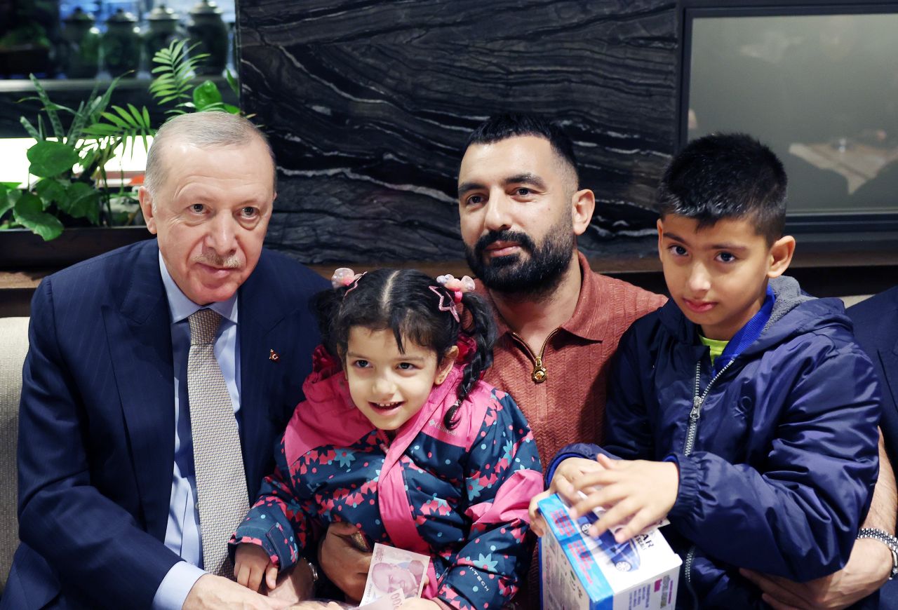 Cumhurbaşkanı Recep Tayyip Erdoğan, Ankara'da bir kafede gençlerle sohbet etti, çocukları sevdi 2