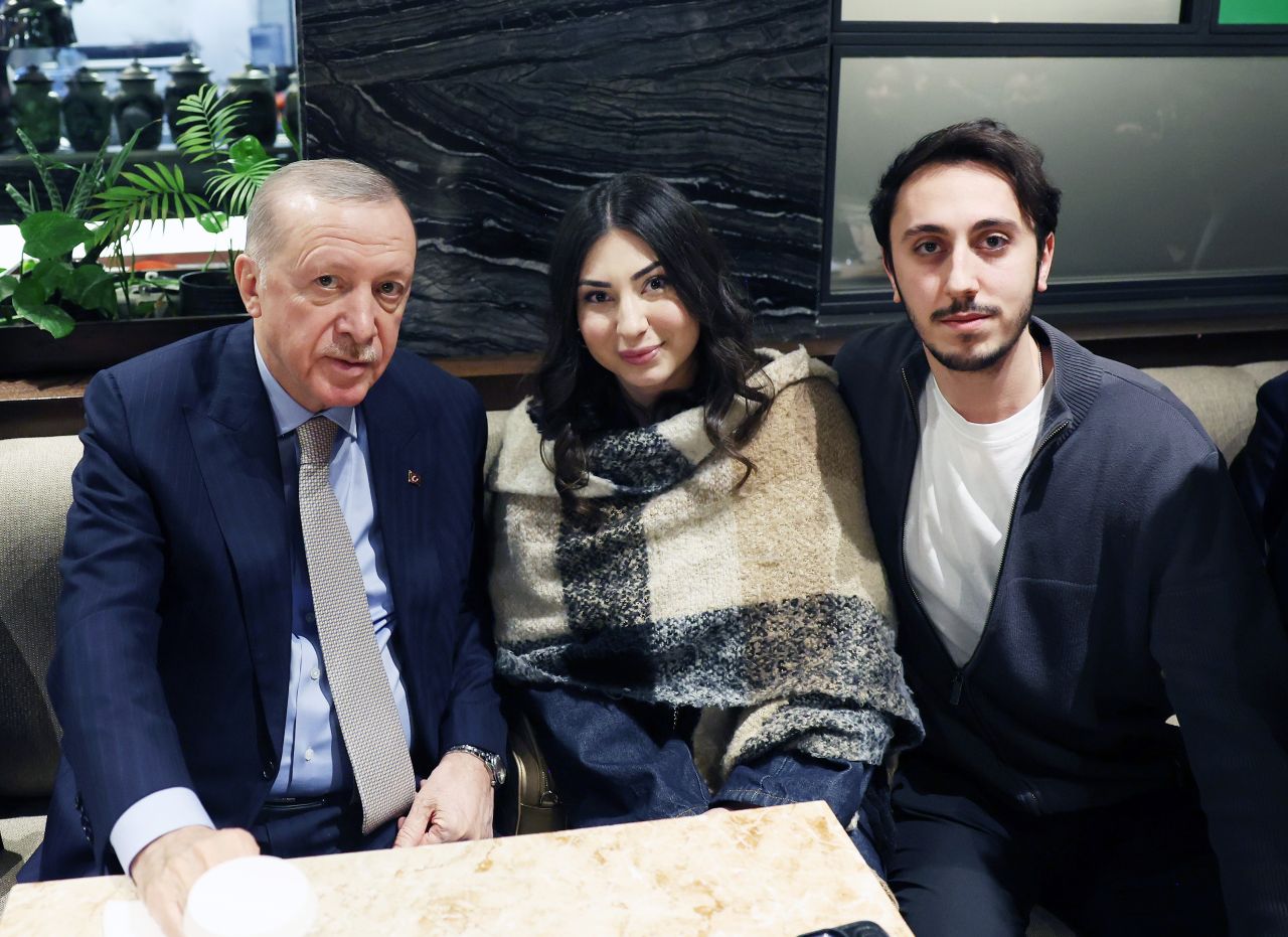 Cumhurbaşkanı Recep Tayyip Erdoğan, Ankara'da bir kafede gençlerle sohbet etti, çocukları sevdi 1