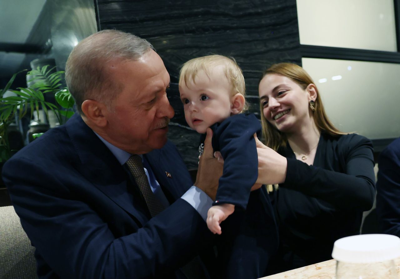 Cumhurbaşkanı Recep Tayyip Erdoğan, Ankara'da bir kafede gençlerle sohbet etti, çocukları sevdi 5