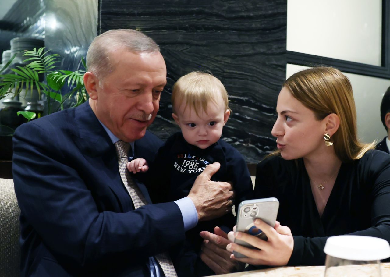 Cumhurbaşkanı Recep Tayyip Erdoğan, Ankara'da bir kafede gençlerle sohbet etti, çocukları sevdi 6