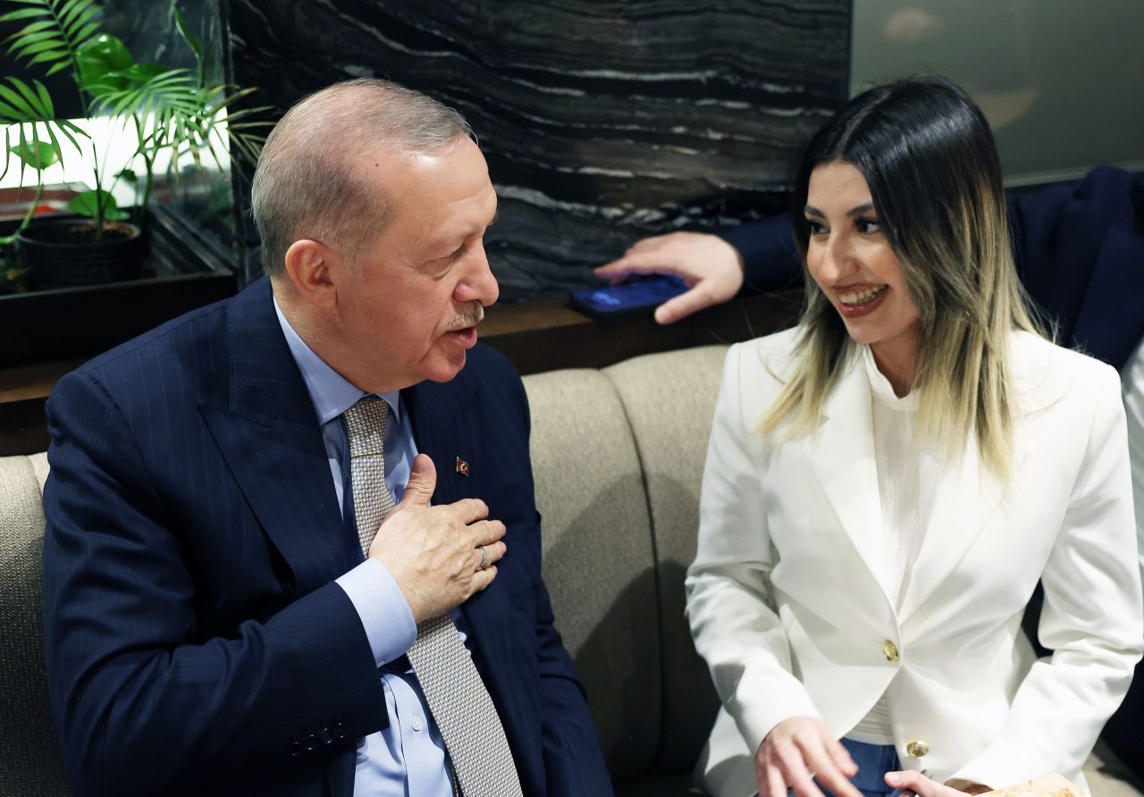 Cumhurbaşkanı Recep Tayyip Erdoğan, Ankara'da bir kafede gençlerle sohbet etti, çocukları sevdi 4