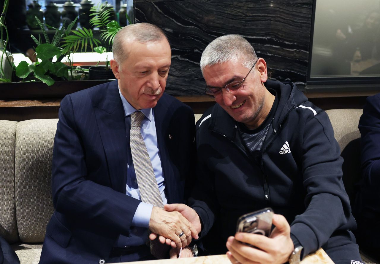 Cumhurbaşkanı Recep Tayyip Erdoğan, Ankara'da bir kafede gençlerle sohbet etti, çocukları sevdi 9