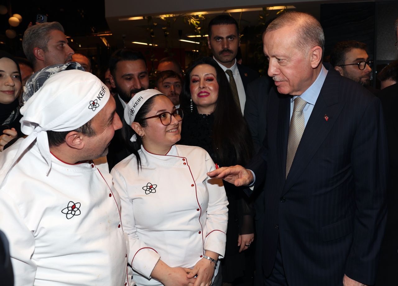 Cumhurbaşkanı Recep Tayyip Erdoğan, Ankara'da bir kafede gençlerle sohbet etti, çocukları sevdi 8