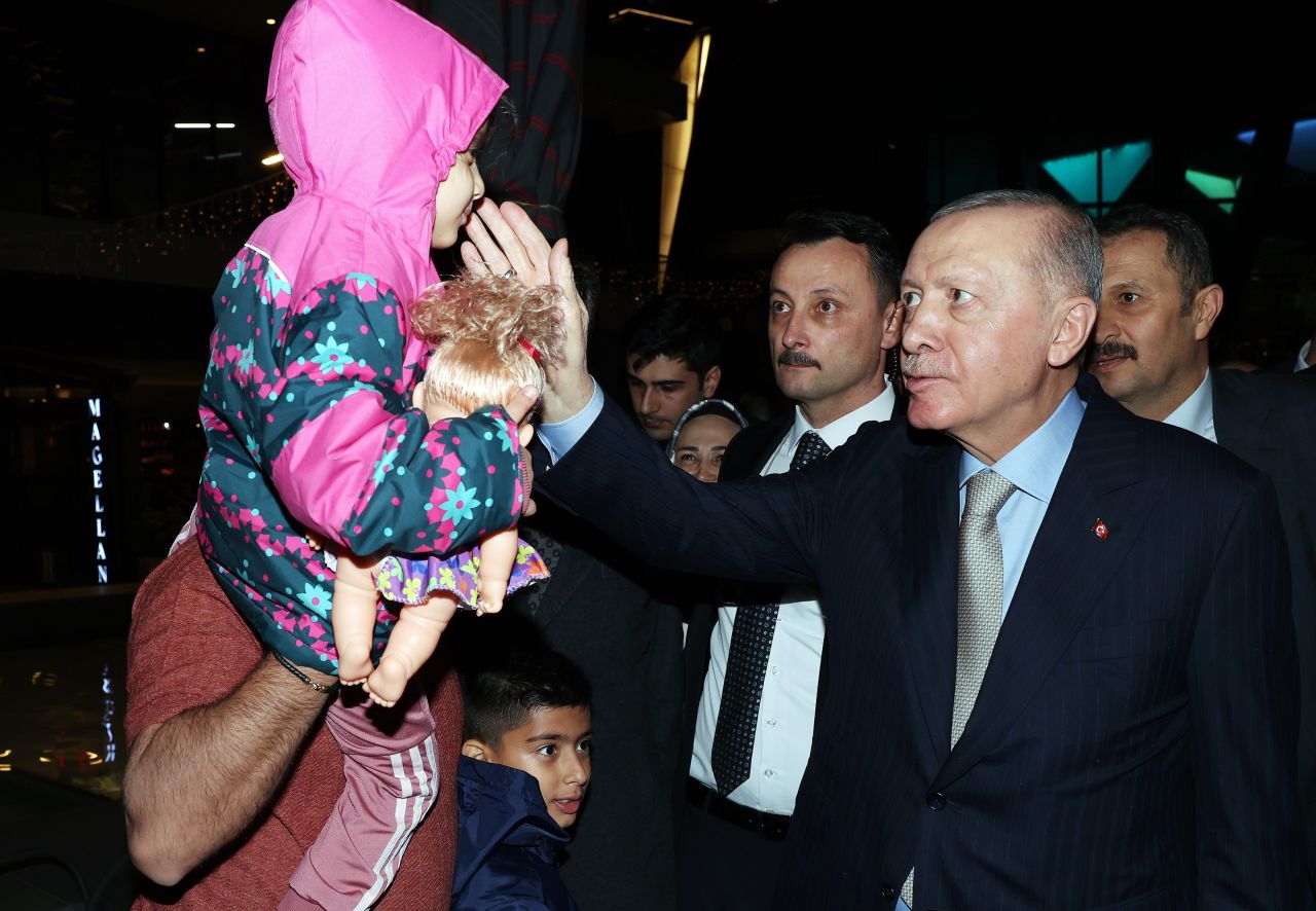 Cumhurbaşkanı Recep Tayyip Erdoğan, Ankara'da bir kafede gençlerle sohbet etti, çocukları sevdi 7