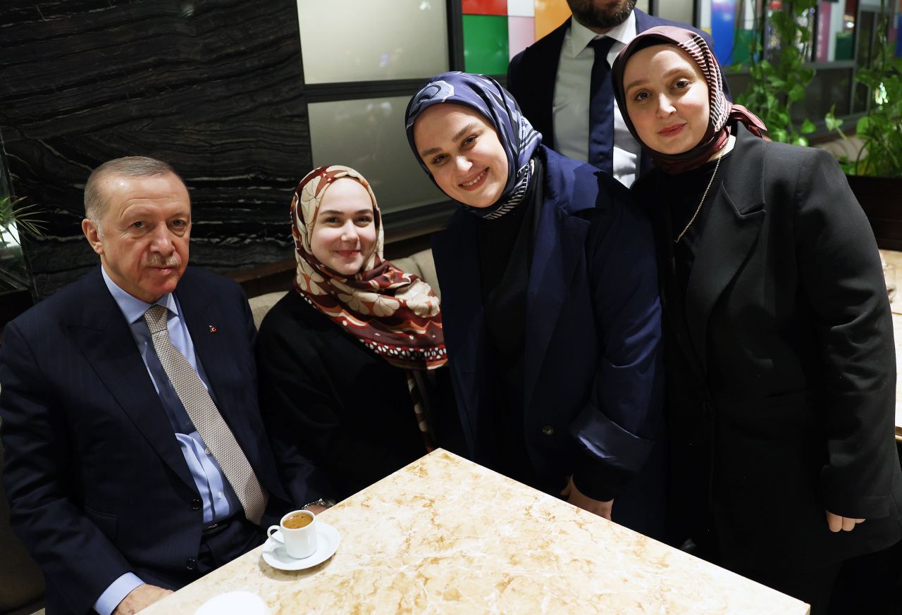 Cumhurbaşkanı Recep Tayyip Erdoğan, Ankara'da bir kafede gençlerle sohbet etti, çocukları sevdi 11