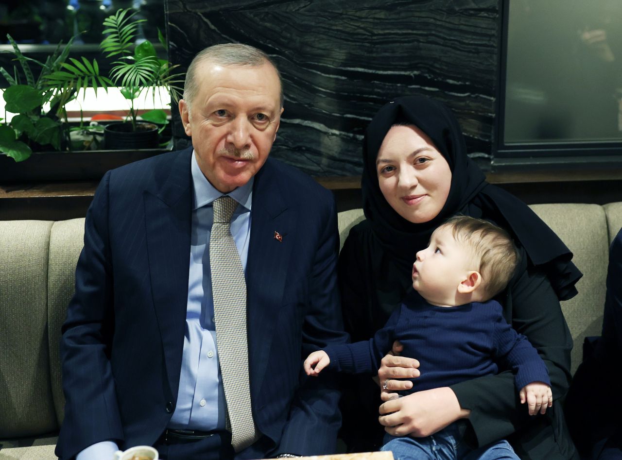 Cumhurbaşkanı Recep Tayyip Erdoğan, Ankara'da bir kafede gençlerle sohbet etti, çocukları sevdi 10
