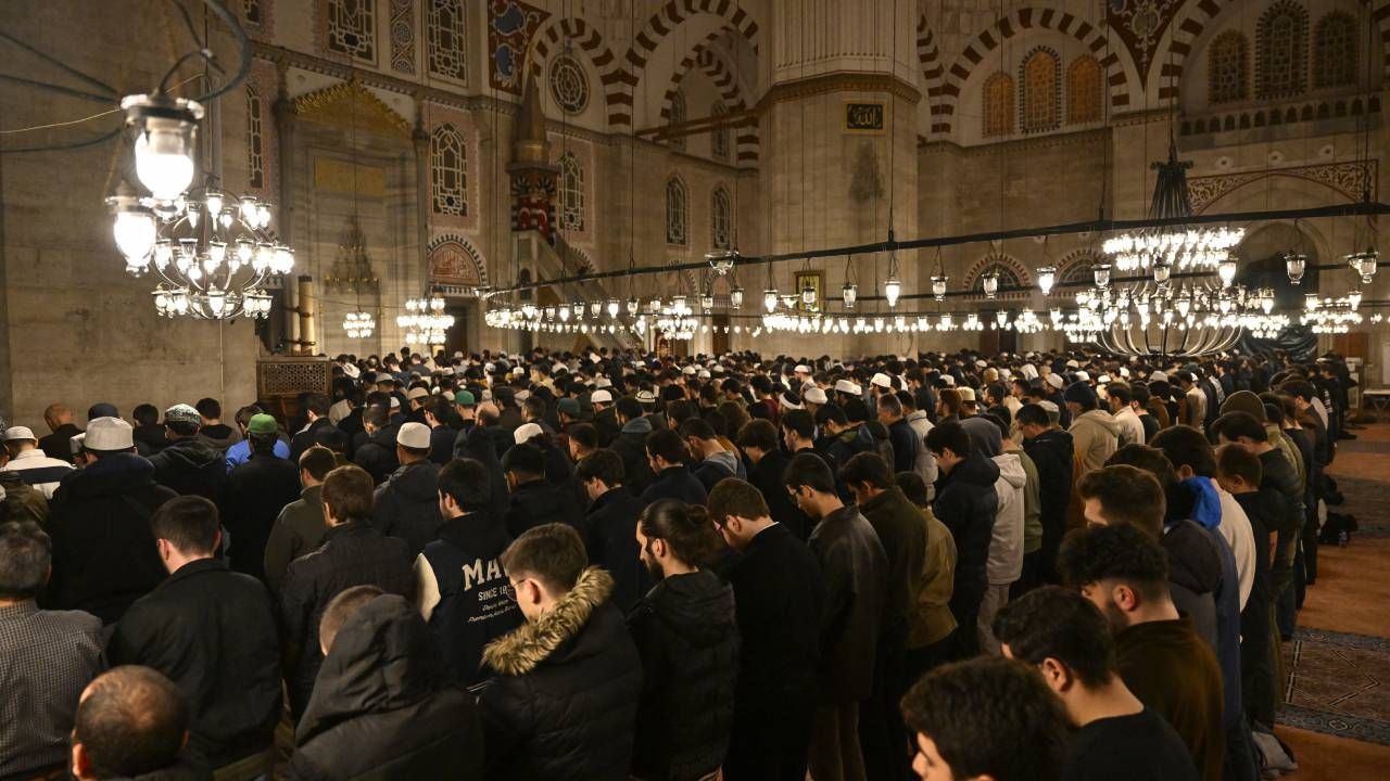 Öğrenciler Şehzadebaşı Camisi'nin tahribatına karşı nöbet tuttu; "Derdimiz saygısızlığı önlemek" 6
