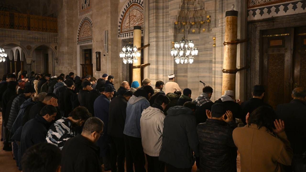 Öğrenciler Şehzadebaşı Camisi'nin tahribatına karşı nöbet tuttu; "Derdimiz saygısızlığı önlemek" 5