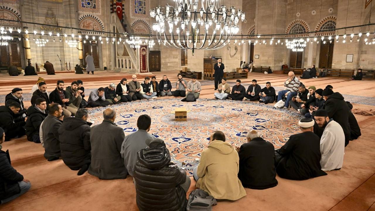 Öğrenciler Şehzadebaşı Camisi'nin tahribatına karşı nöbet tuttu; "Derdimiz saygısızlığı önlemek" 4