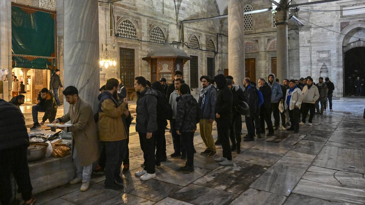Öğrenciler Şehzadebaşı Camisi'nin tahribatına karşı nöbet tuttu; "Derdimiz saygısızlığı önlemek" 3