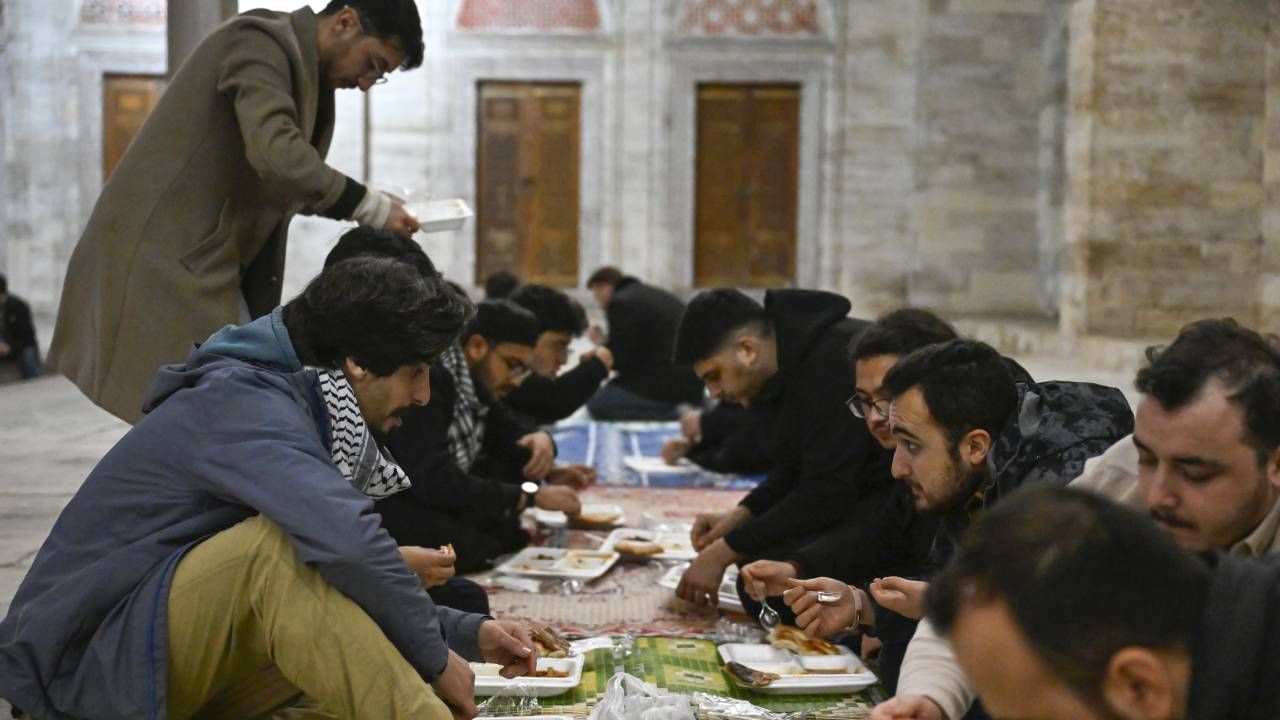 Öğrenciler Şehzadebaşı Camisi'nin tahribatına karşı nöbet tuttu; "Derdimiz saygısızlığı önlemek" 2