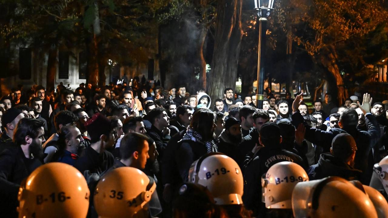 Öğrenciler Şehzadebaşı Camisi'nin tahribatına karşı nöbet tuttu; "Derdimiz saygısızlığı önlemek" 1