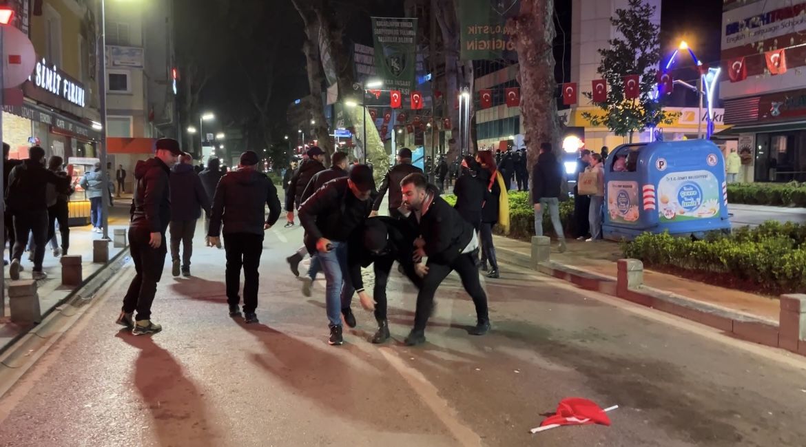 İzmit'teki protestolarda dikkat çeken kare... Polisin bayrak hassasiyeti! 2