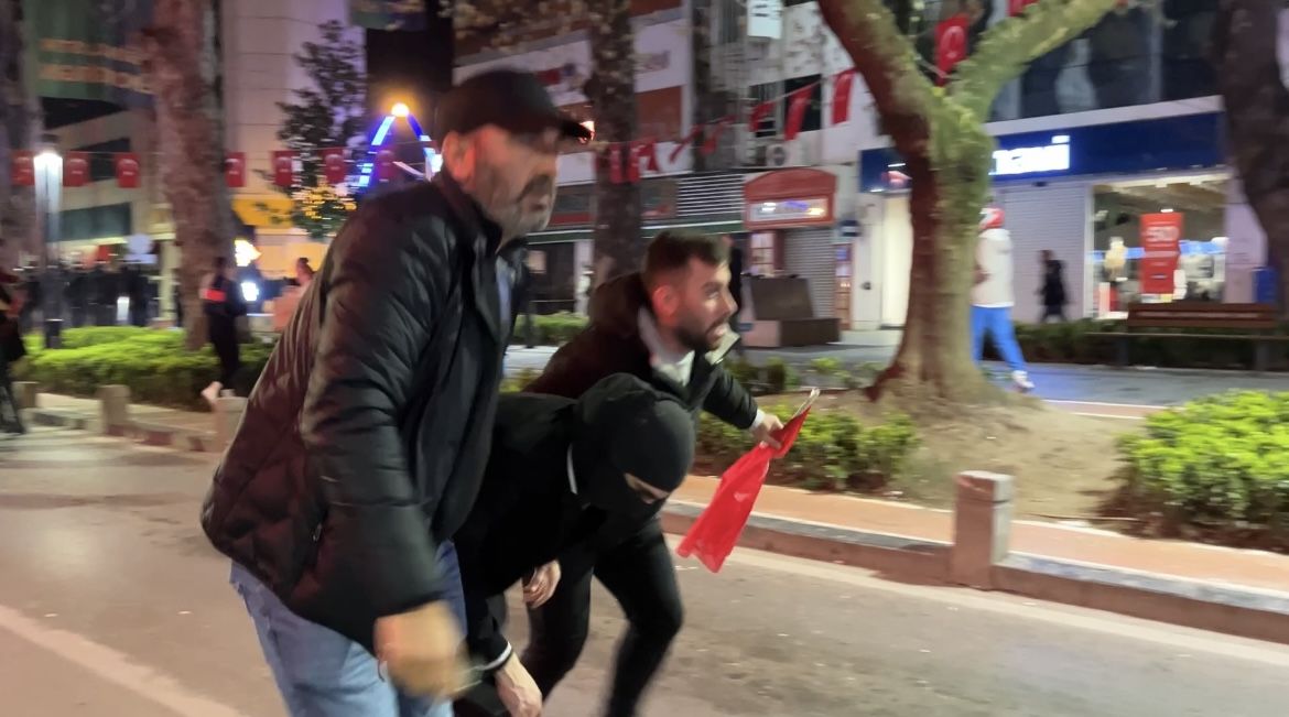 İzmit'teki protestolarda dikkat çeken kare... Polisin bayrak hassasiyeti! 1