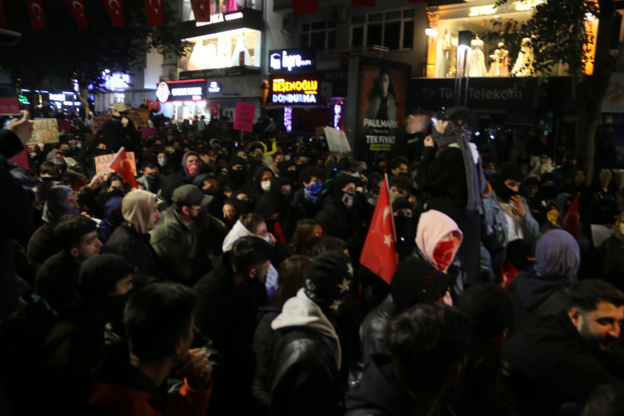 İzmit'teki protestolarda dikkat çeken kare... Polisin bayrak hassasiyeti! 7