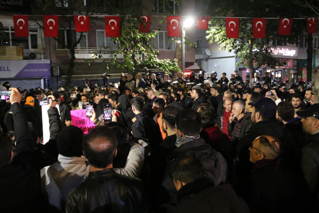 İzmit'teki protestolarda dikkat çeken kare... Polisin bayrak hassasiyeti! 5
