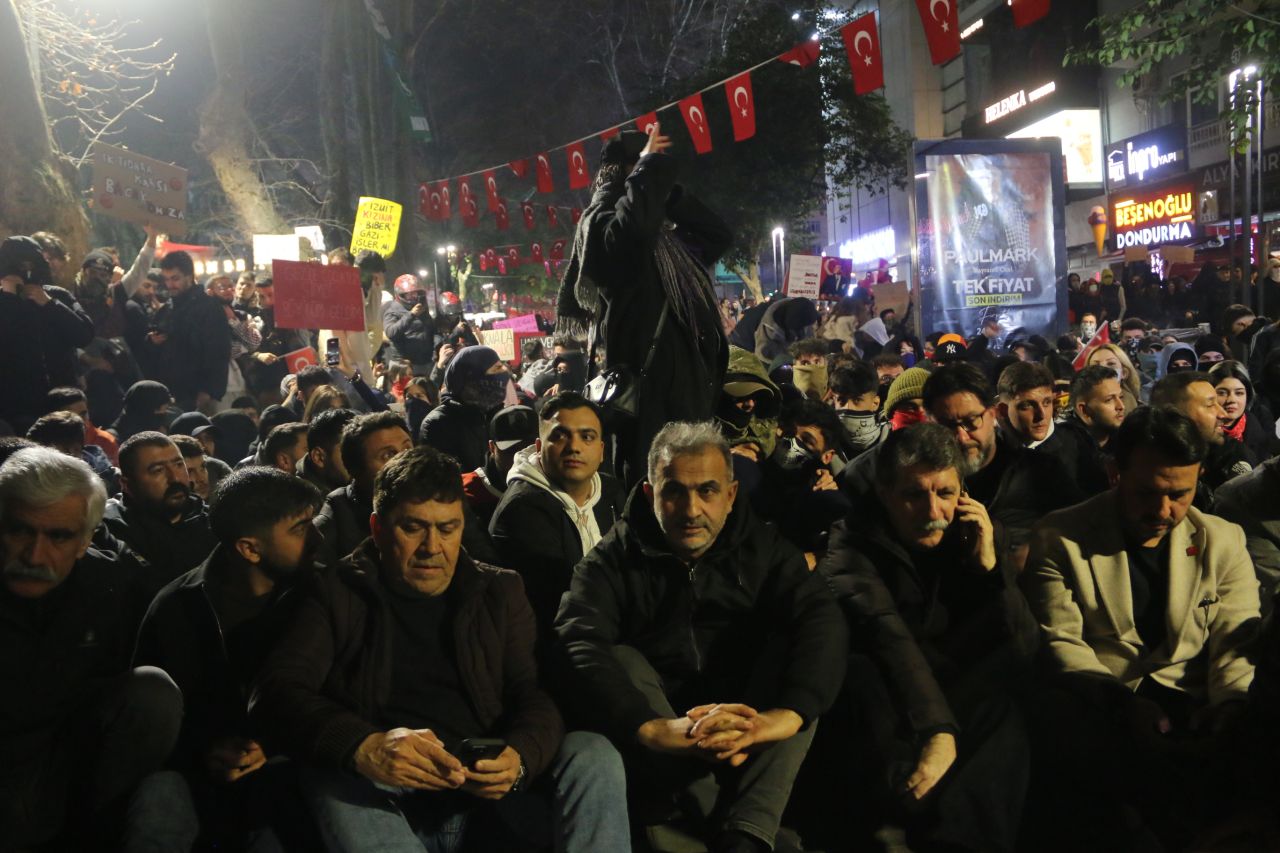 İzmit'teki protestolarda dikkat çeken kare... Polisin bayrak hassasiyeti! 4