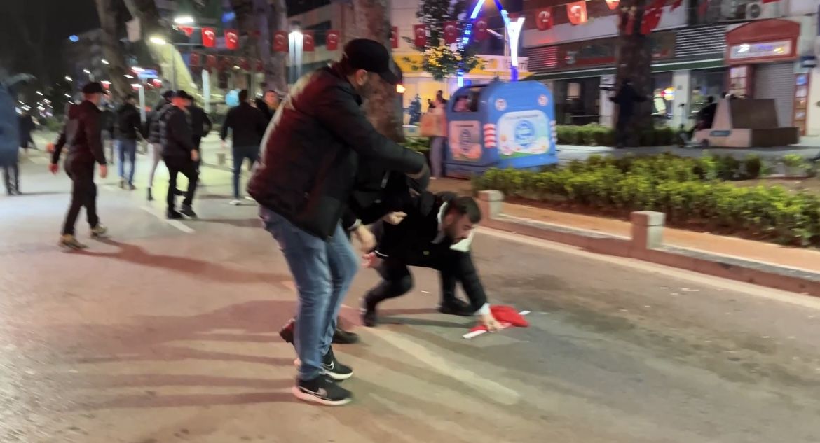 İzmit'teki protestolarda dikkat çeken kare... Polisin bayrak hassasiyeti! 3