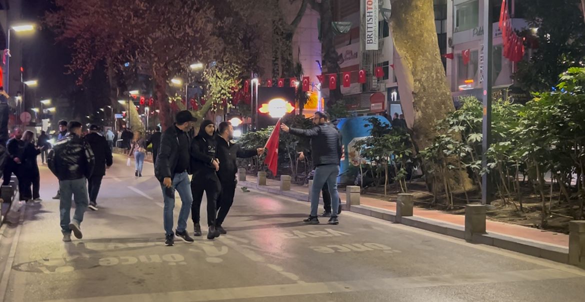 İzmit'teki protestolarda dikkat çeken kare... Polisin bayrak hassasiyeti! 8