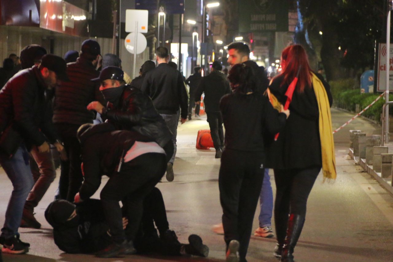 İzmit'teki protestolarda dikkat çeken kare... Polisin bayrak hassasiyeti! 6