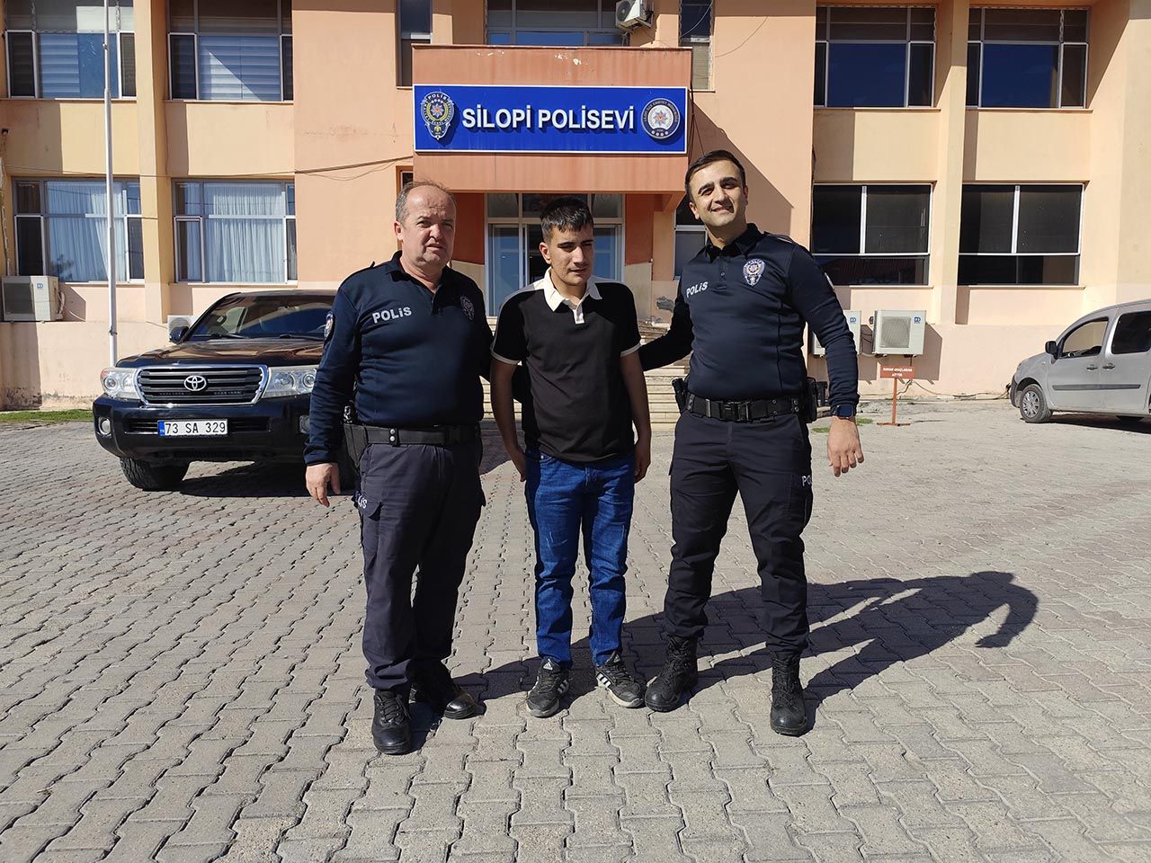 Çocukları sevindirdi... Nevruz'da engelli satıcının pamuk şekerlerini dağıtan polisler konuştu 1