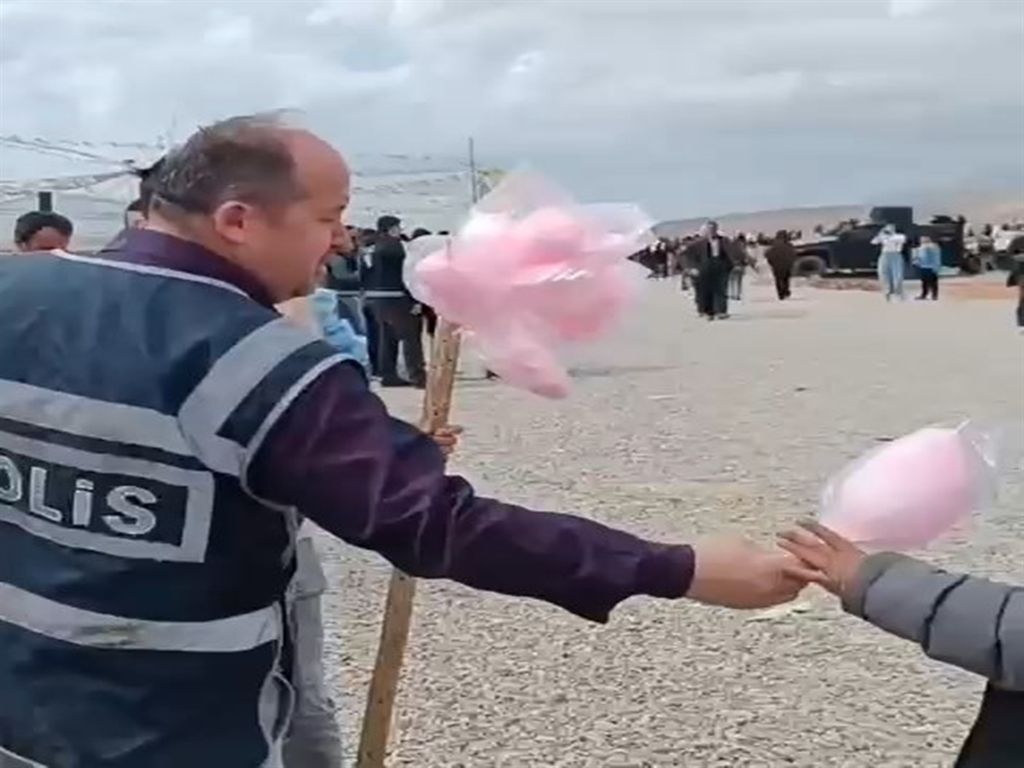 Çocukları sevindirdi... Nevruz'da engelli satıcının pamuk şekerlerini dağıtan polisler konuştu 4