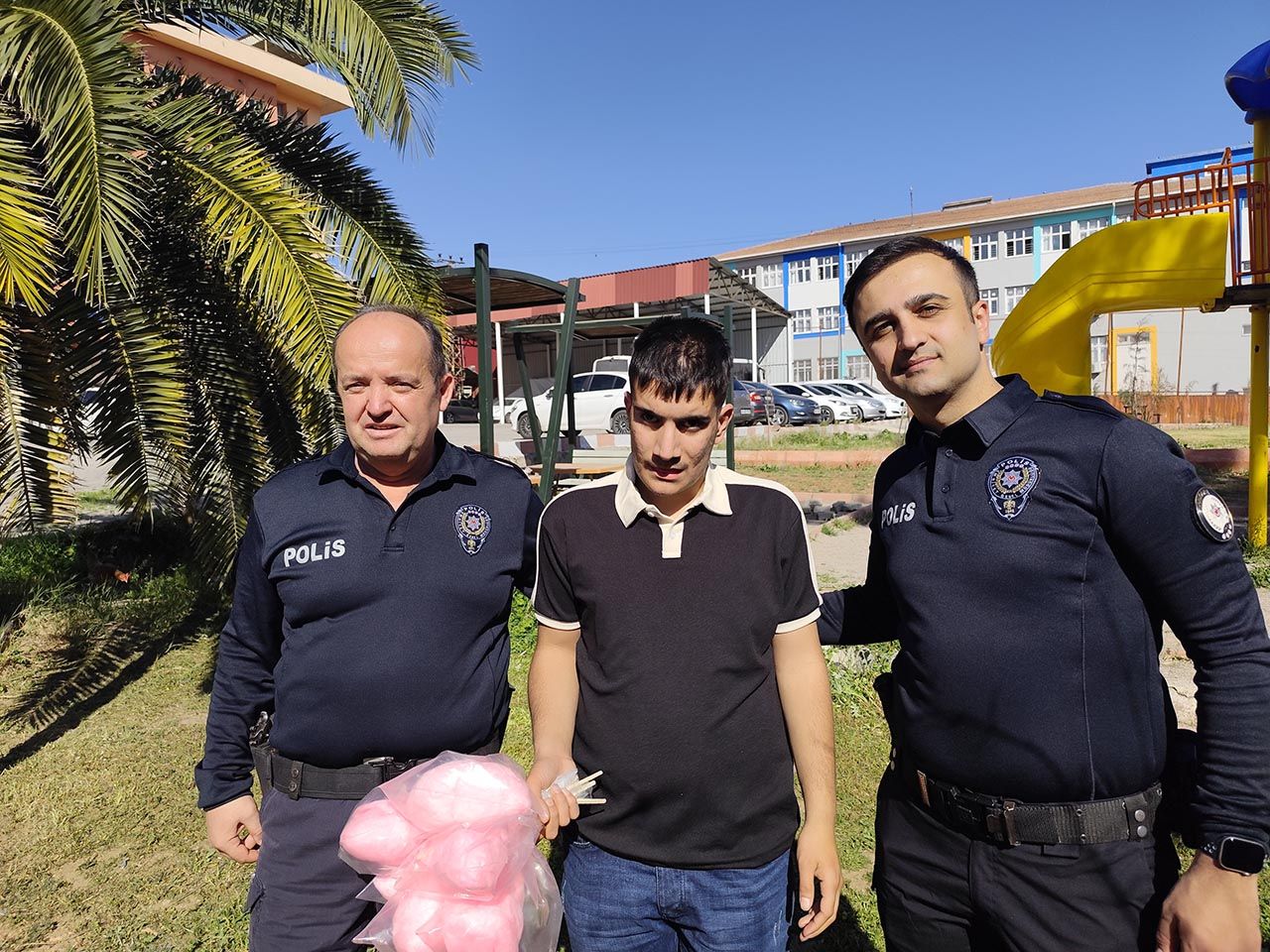 Çocukları sevindirdi... Nevruz'da engelli satıcının pamuk şekerlerini dağıtan polisler konuştu 3