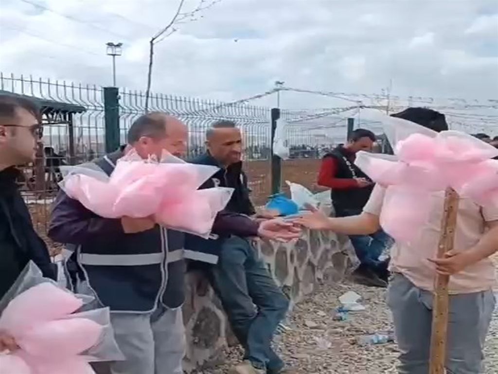 Çocukları sevindirdi... Nevruz'da engelli satıcının pamuk şekerlerini dağıtan polisler konuştu 5