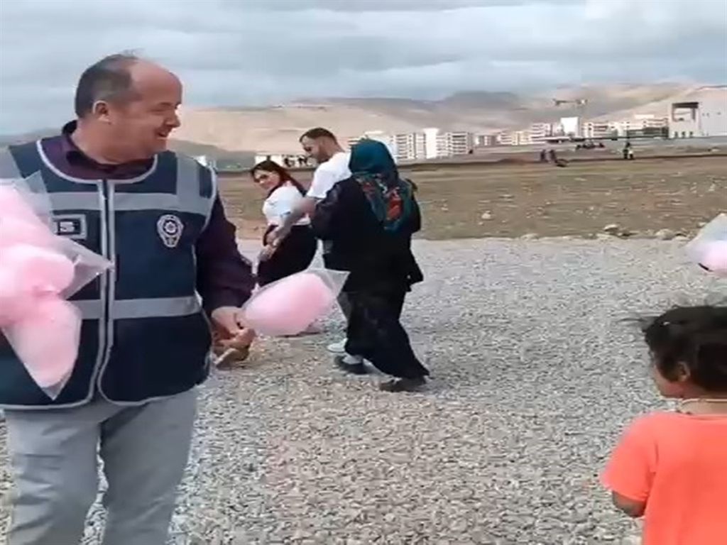 Çocukları sevindirdi... Nevruz'da engelli satıcının pamuk şekerlerini dağıtan polisler konuştu 6