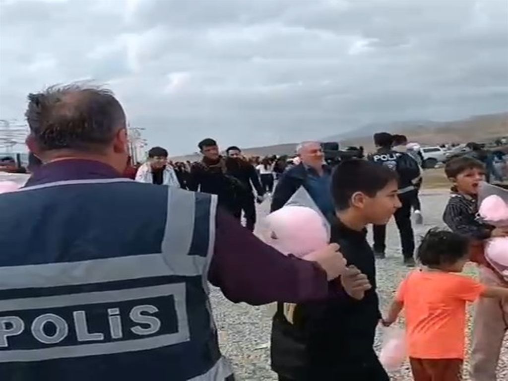 Çocukları sevindirdi... Nevruz'da engelli satıcının pamuk şekerlerini dağıtan polisler konuştu 7