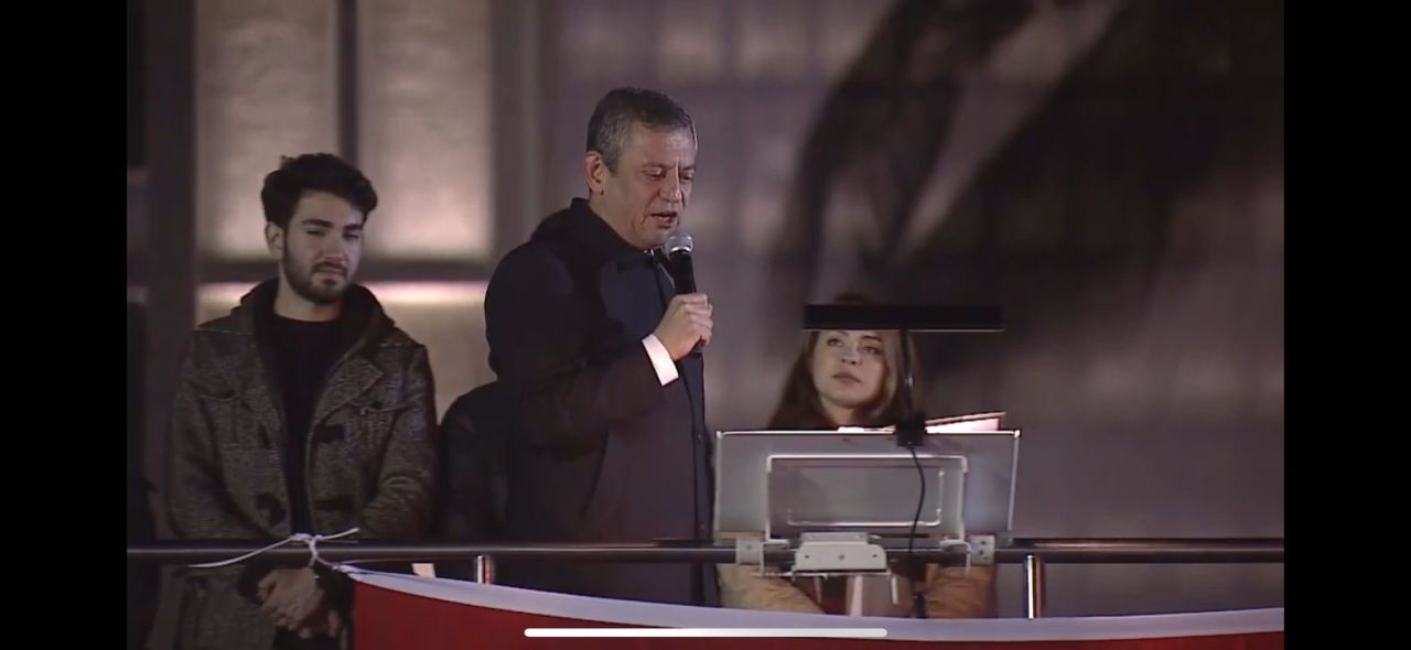 DHKP-C'li Ezgi, Özgür Özel'in otobüsünde! İBB'de yeniden işe alınmış 1