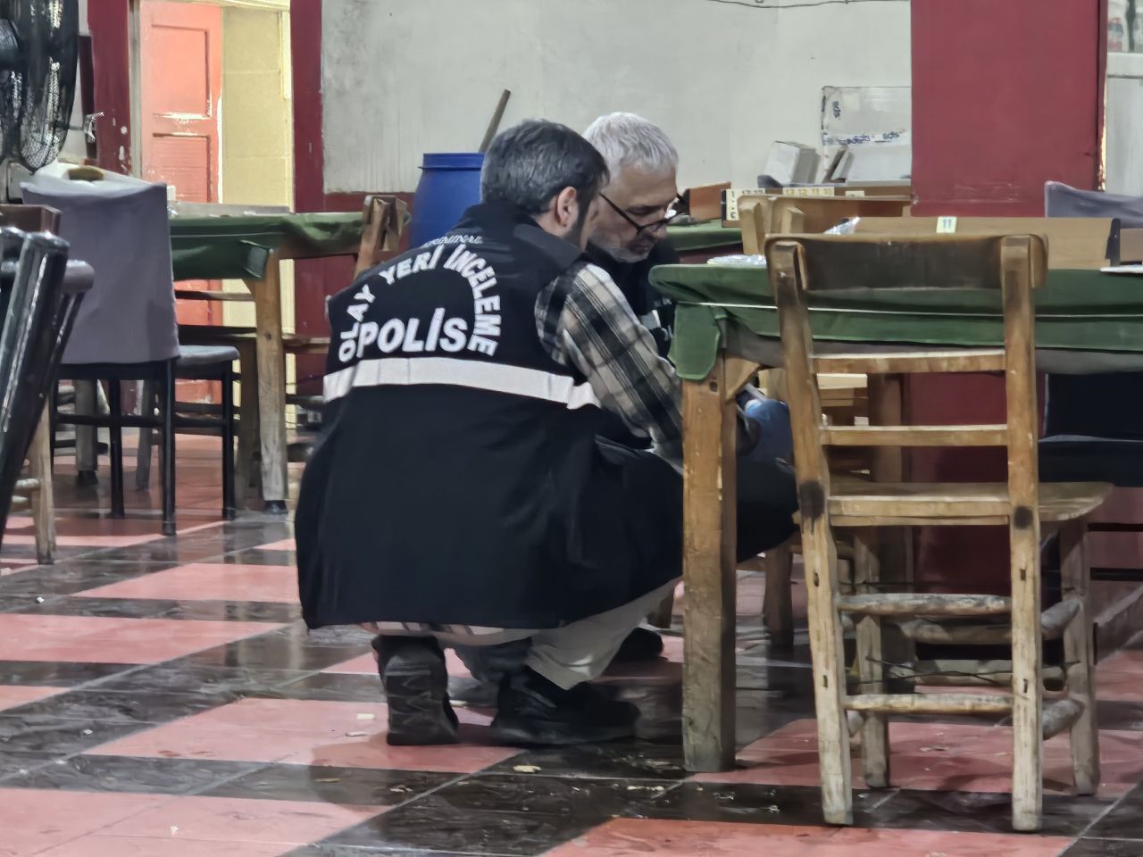 17 yaşındaki çocuk kahvehaneyi basıp 2 arkadaşı okey masasında öldürdü 4