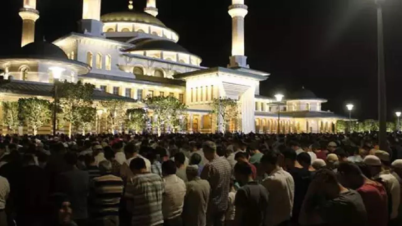 Camiler dolup taştı! Kadir Gecesi yurtta coşkuyla idrak edildi... 3