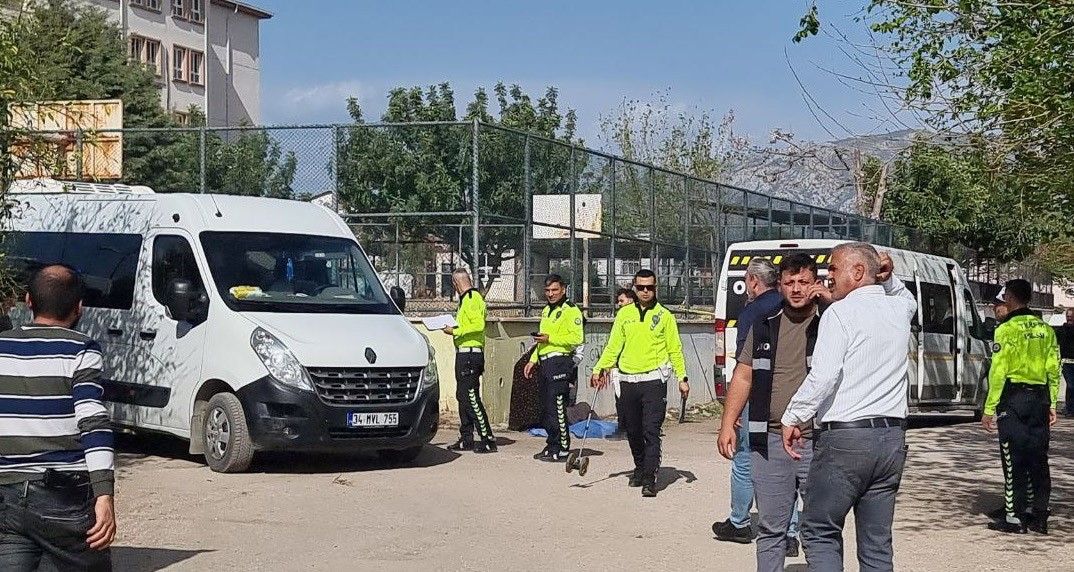 Adana'da kahreden şaka! Arkadaşı itekledi, 11 yaşındaki Gazel servisin altında can verdi 2