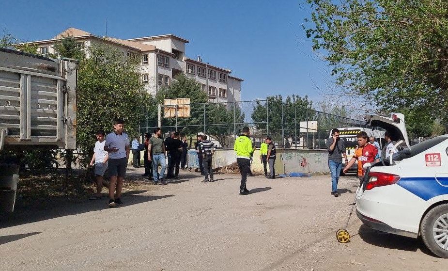 Adana'da kahreden şaka! Arkadaşı itekledi, 11 yaşındaki Gazel servisin altında can verdi 1