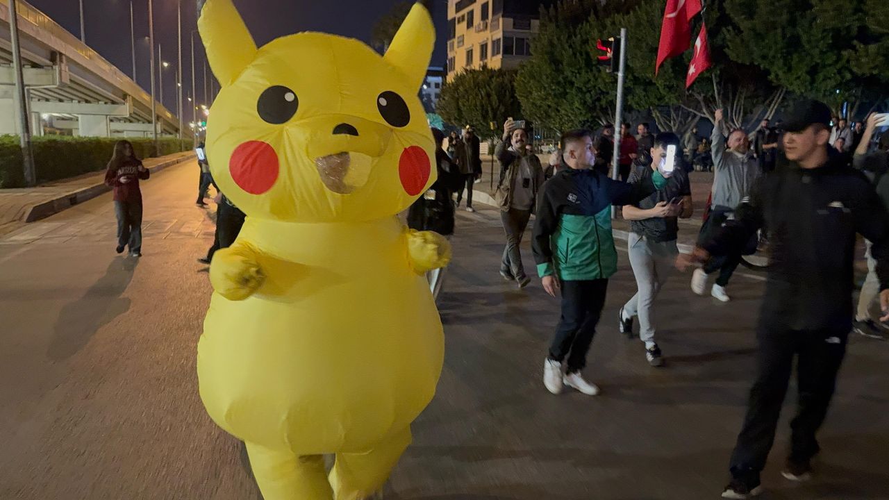 Ekrem İmamoğlu protestolarında Pikachu kostümlü gösterici gündem oldu 2
