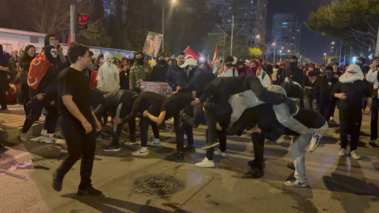 Ekrem İmamoğlu protestolarında Pikachu kostümlü gösterici gündem oldu 3